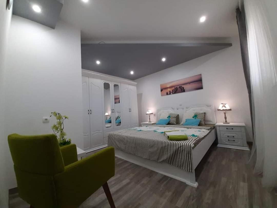 Apartmani Villa Anna Ražanac Extérieur photo